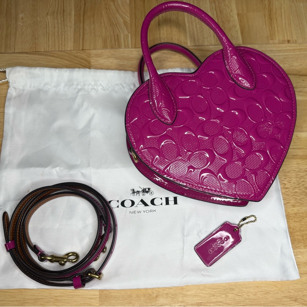 Coach Heart Bag In Signature
Leather